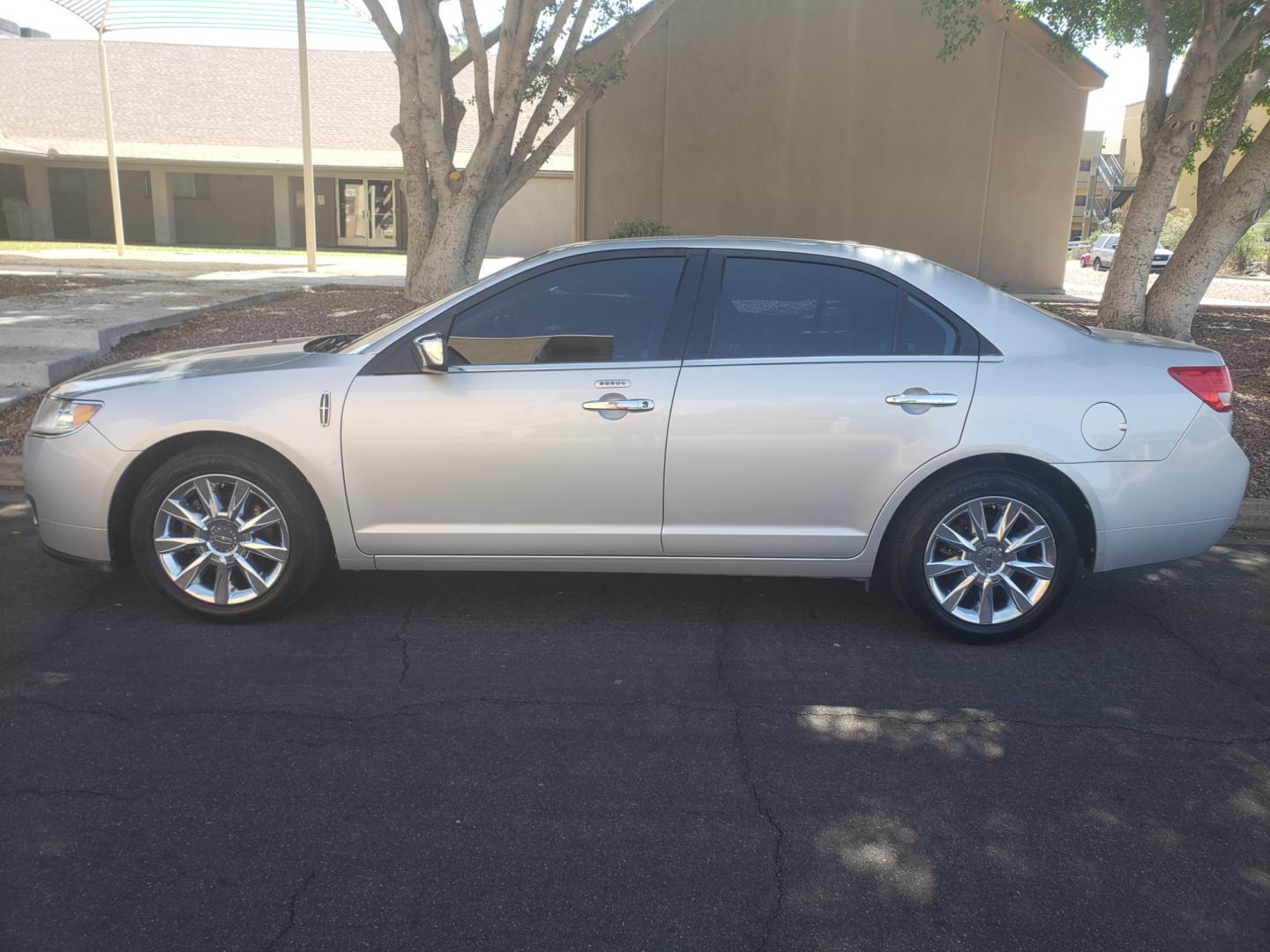 2010 /gray and black Lincoln MKZ base (3LNHL2GCXAR) with an 3.5L V6 DOHC 24V engine, 6-Speed Automatic transmission, located at 323 E Dunlap Ave., Phoenix, AZ, 85020, (602) 331-9000, 33.567677, -112.069000 - 2010 Lincoln MKZ,....... EXCELLENT condition, A Real Must See!!.... No accidents, Stereo/cd Player, Satellite compatible, Phone sync, Bluetooth, Ice cold ac, Clean Black and Gray interior with Black leather seats in near perfect condition, Gorgeous tinted sunroof, power windows, power door locks, cl - Photo#6